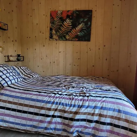 La Montagne Devant Bed & Breakfast *